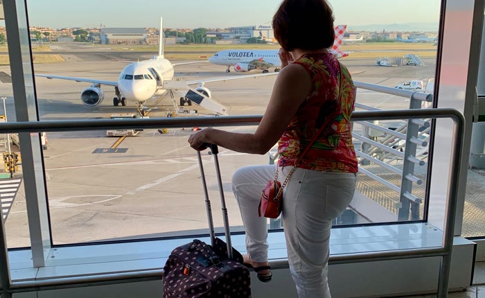 Voyageuse à l'aéroport avant son vol vers Abidjan